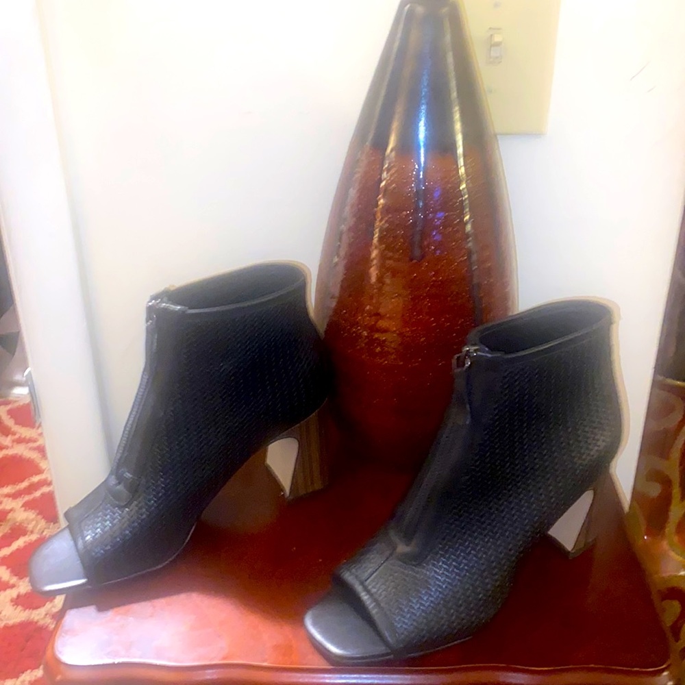 Beautiful Leather 3 Inch Block Shoes With Unique Heel Design